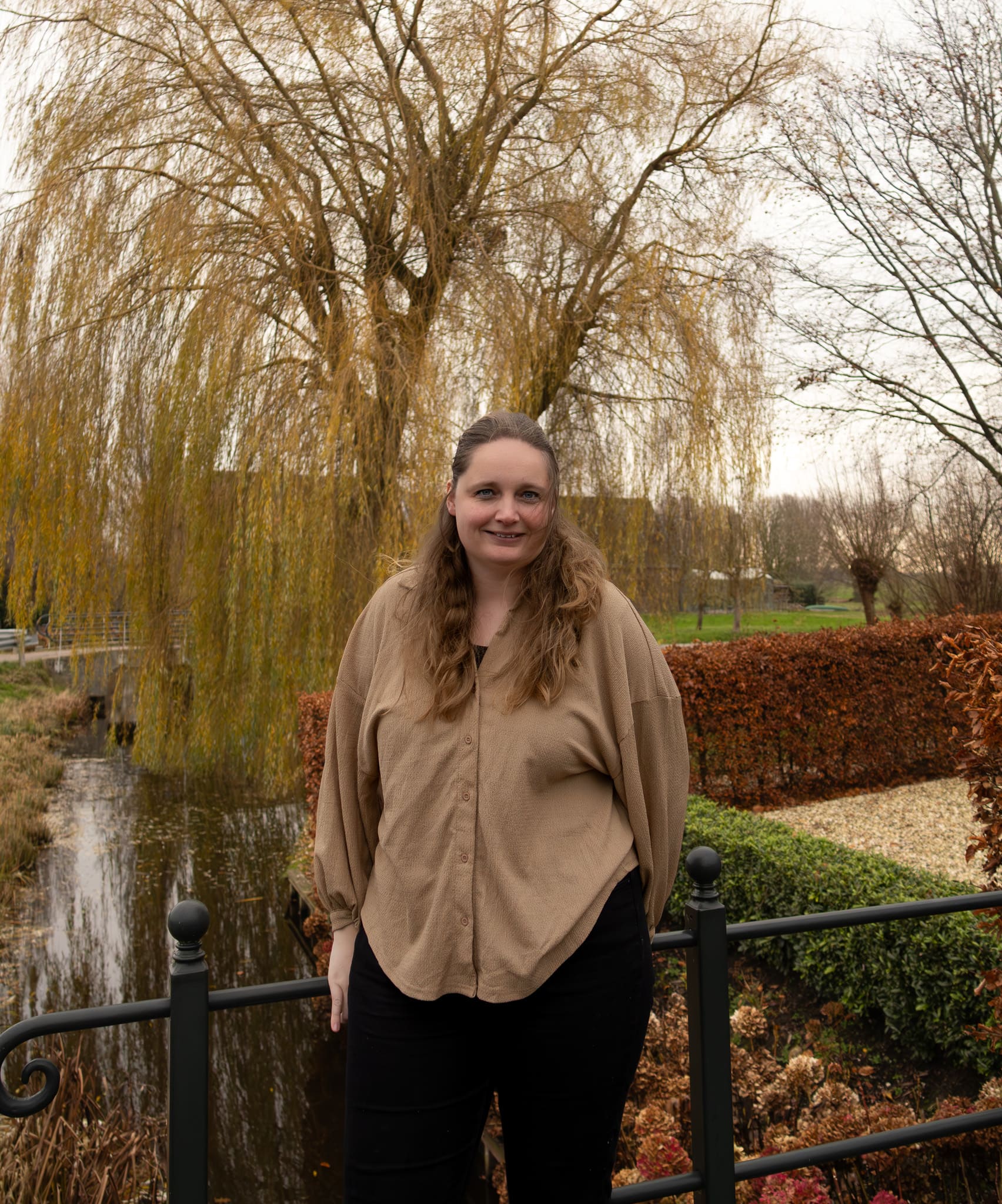 BURO210 Fullservice Marketingbureau Foto van een van onze specialisten, staand bij een pittoresk waterlandschap. Ontmoet een van onze gewaardeerde teamleden in een natuurlijke omgeving.
