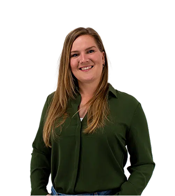 BURO210 Fullservice Marketingbureau Portret van een lachende vrouw voor een paarse CTA banner. Bekijk onze acties en aanbiedingen op de website voor de laatste kortingen en promoties!