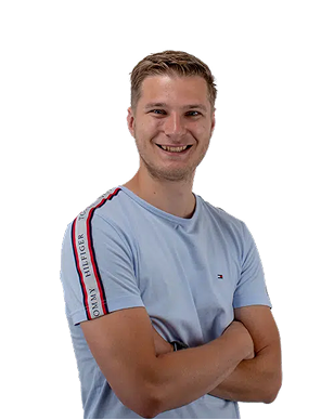 BURO210 Fullservice Marketingbureau Jonge man lacht op een CTA banner (Paars). Zijn armen zijn gekruist en hij draagt een lichtblauw shirt. Perfecte foto voor reclamecampagnes en marketingmateriaal.